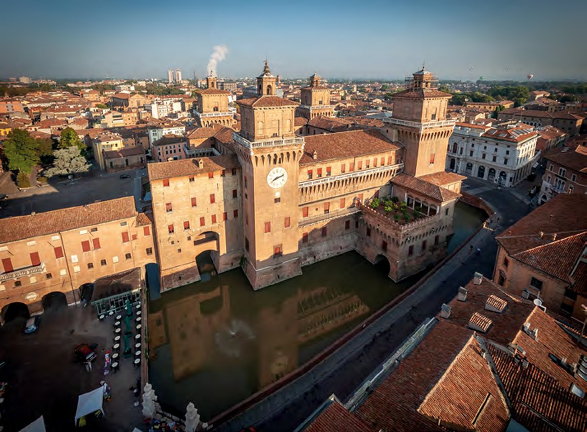 Le château des ducs d'Este entouré de ses douves