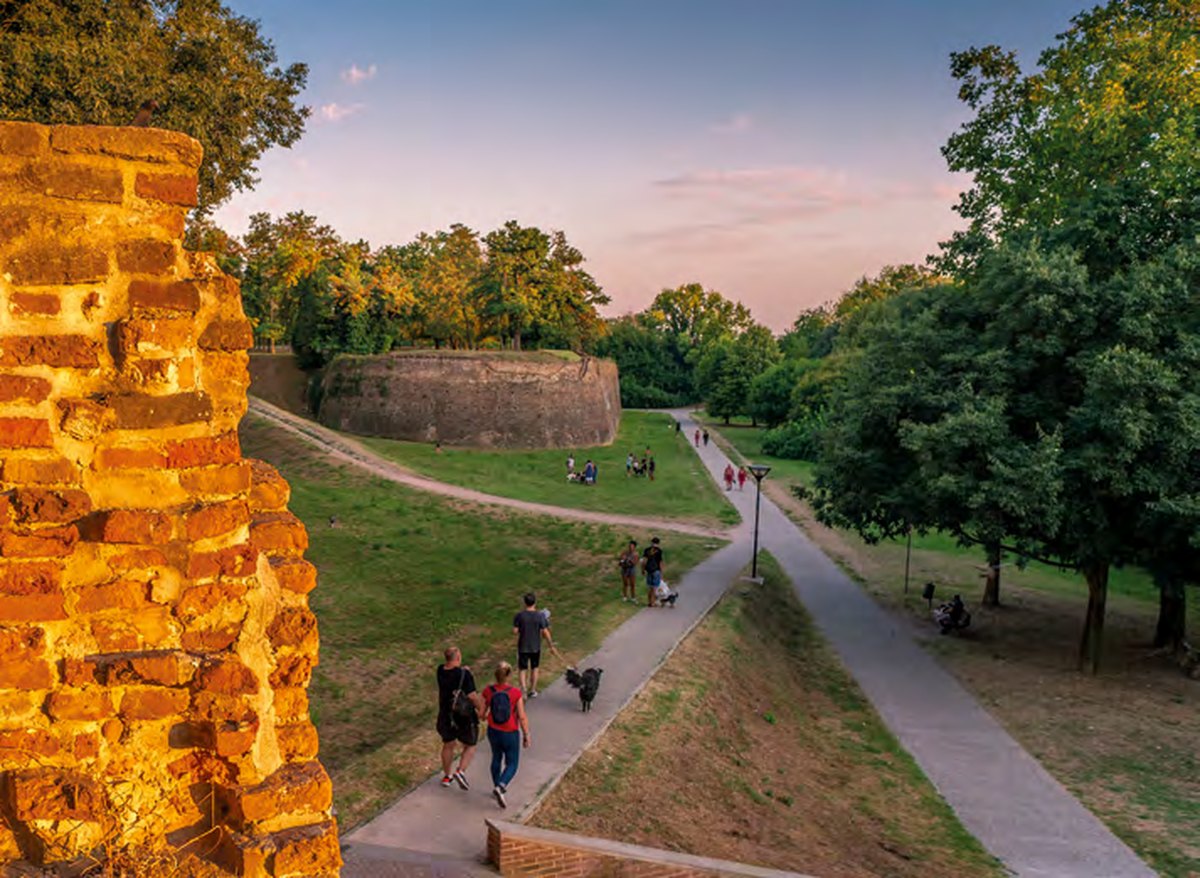 Promeneurs sur les remparts au coucher du soleil