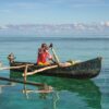 Pêcheur mahorais sur sa pirogue à balancier dans le lagon de Mayotte