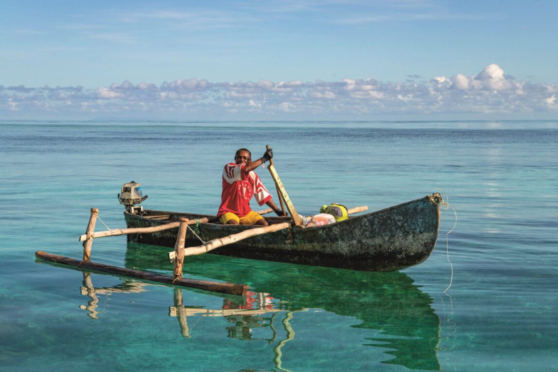 Pêcheur mahorais sur sa pirogue à balancier dans le lagon de Mayotte