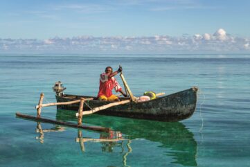 Pêcheur mahorais sur sa pirogue à balancier dans le lagon de Mayotte