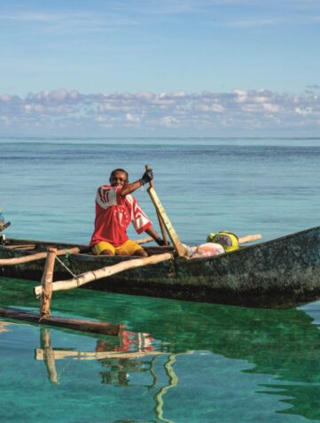 Pêcheur mahorais sur sa pirogue à balancier dans le lagon de Mayotte