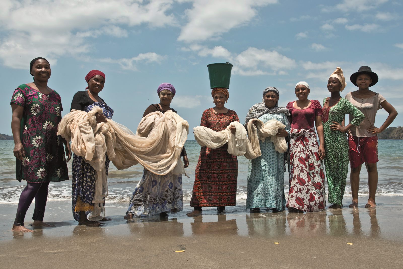 Femmes mahoraises djarifa peche collective plage
