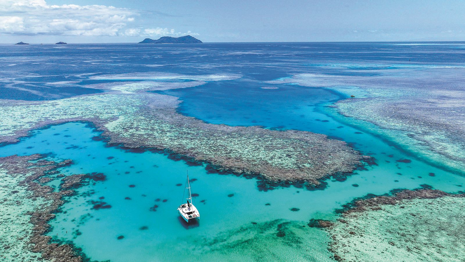 Lagon de Mayotte vu du ciel, barrière de corail et catamaran