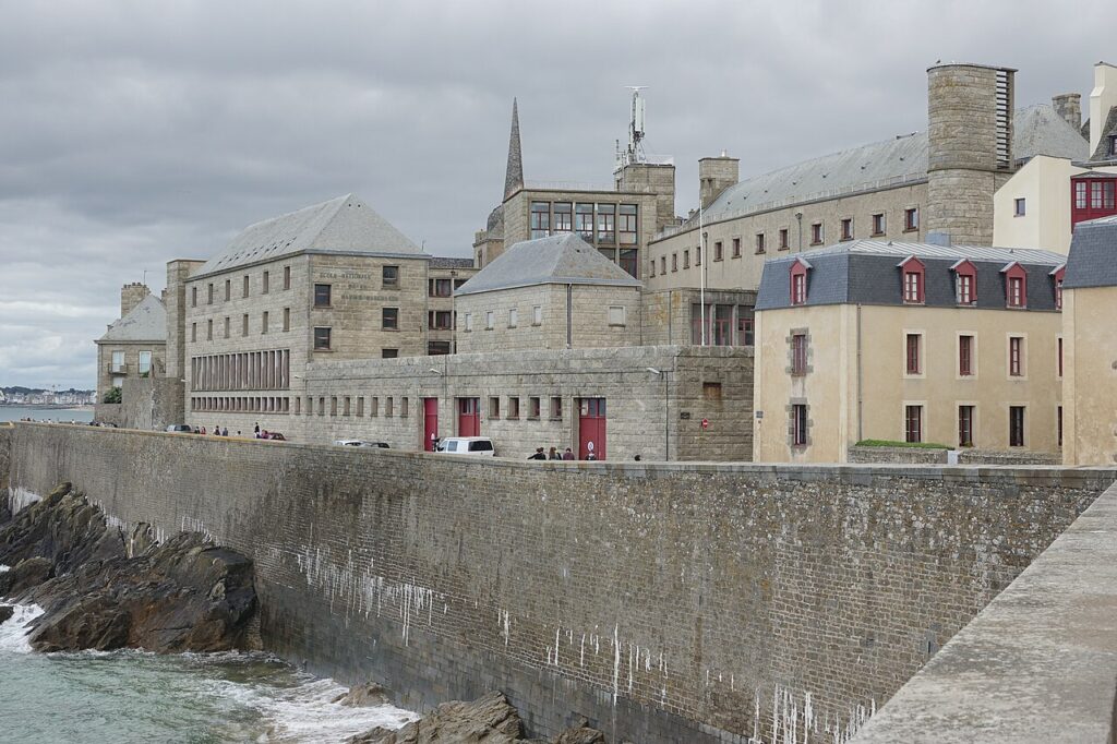 Remparts de Saint-Malo au bord de la Manche