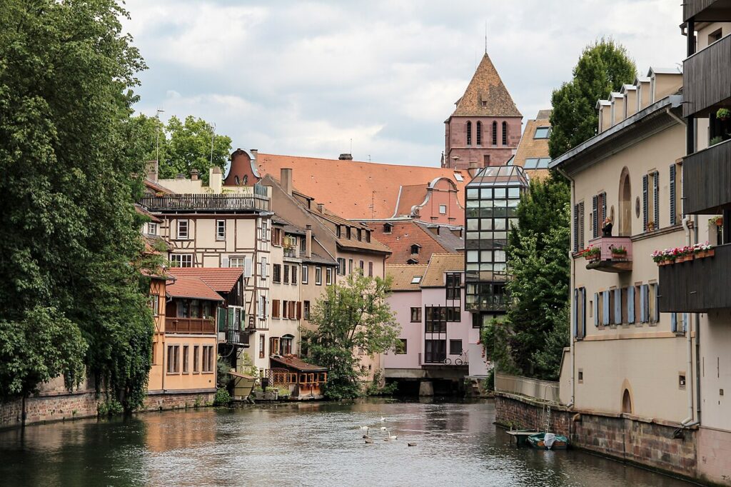 Maisons à colombages le long d'un canal de la Petite France à Strasbourg