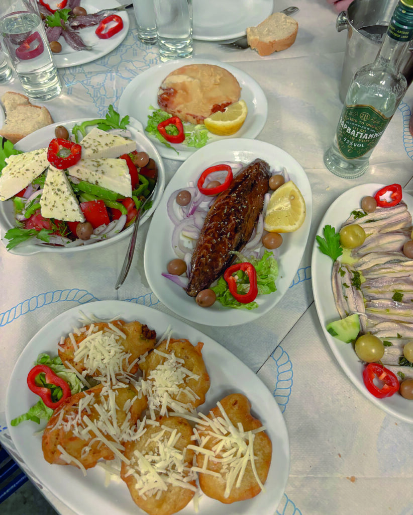 Table de mezze : olives, feta, poulpe, sardines grillées, Lesbos