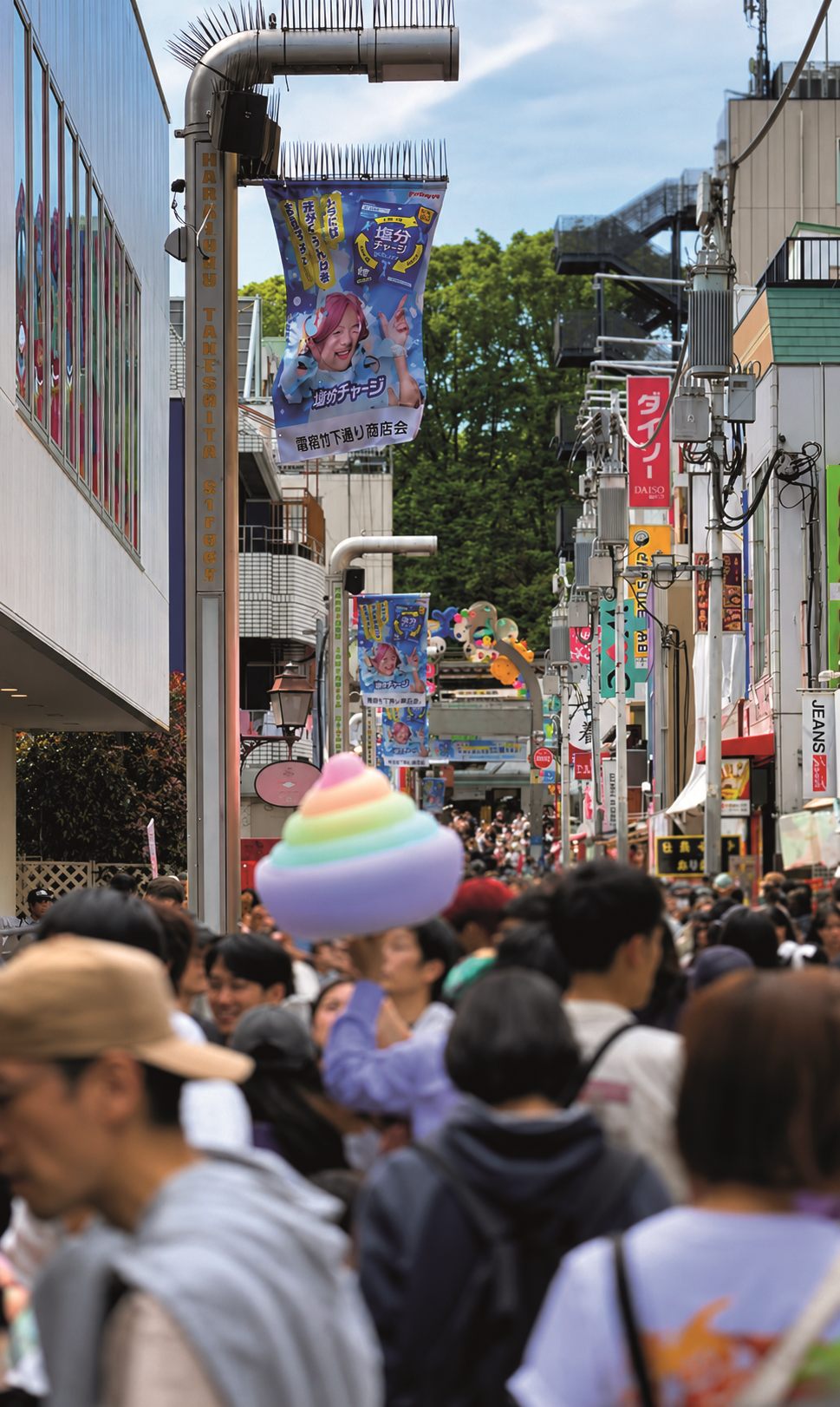 Foule dans Takeshita Street à Harajuku, Tokyo, avec ses banderoles japonaises et sa barbe à papa colorée