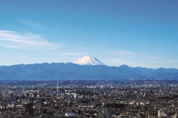 Vue panoramique de Tokyo depuis le 51e étage de la Mairie de Shinjuku avec le Mont Fuji en arrière-plan