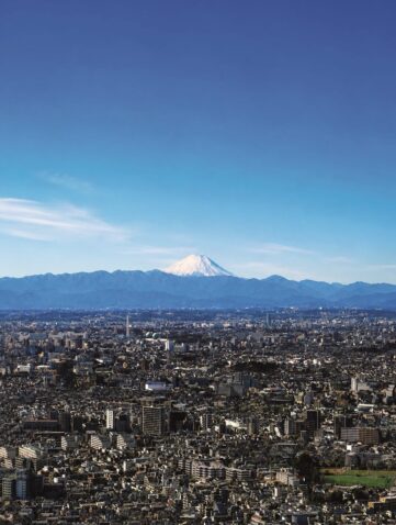 Vue panoramique de Tokyo depuis le 51e étage de la Mairie de Shinjuku avec le Mont Fuji en arrière-plan