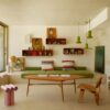Salon d'une maison d'architecte du Roucas-Blanc à Marseille, banquette verte, béton brut et baie vitrée sur le jardin