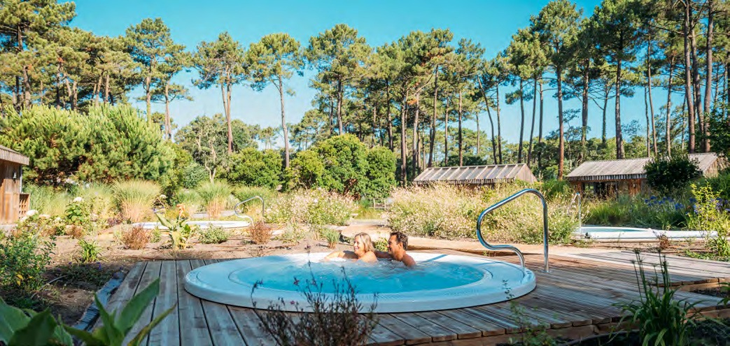 Bain à remous en bois au milieu des pins aux Bassins d’Arna, à Arnaoutchot