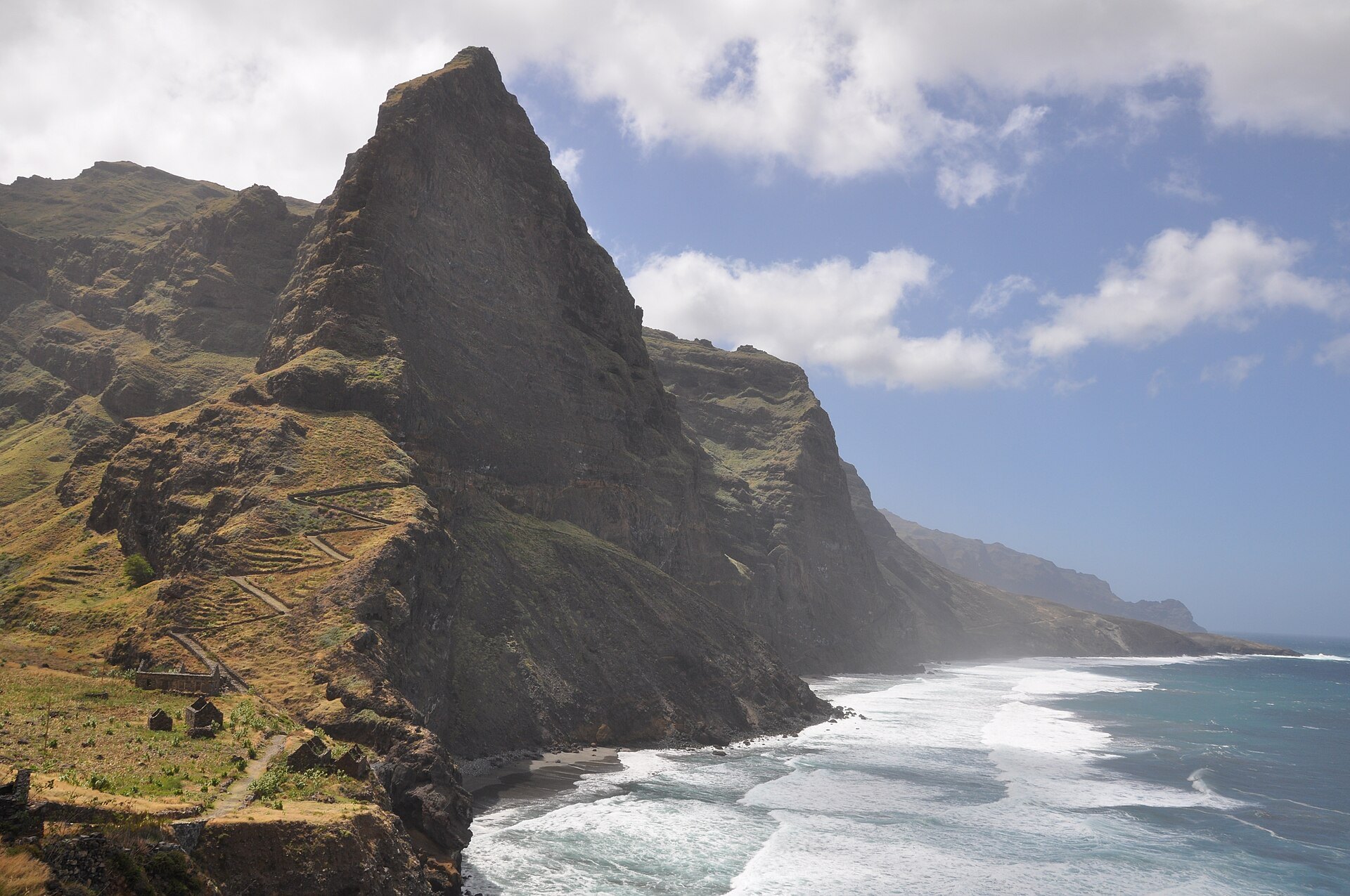 Falaises et terrasses cultivées au bord de l’océan, à Santo Antão au Cap-Vert