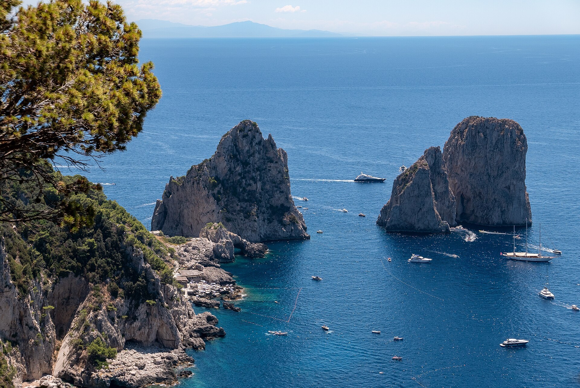 Les Faraglioni, rochers de Capri, au-dessus d’une mer bleue