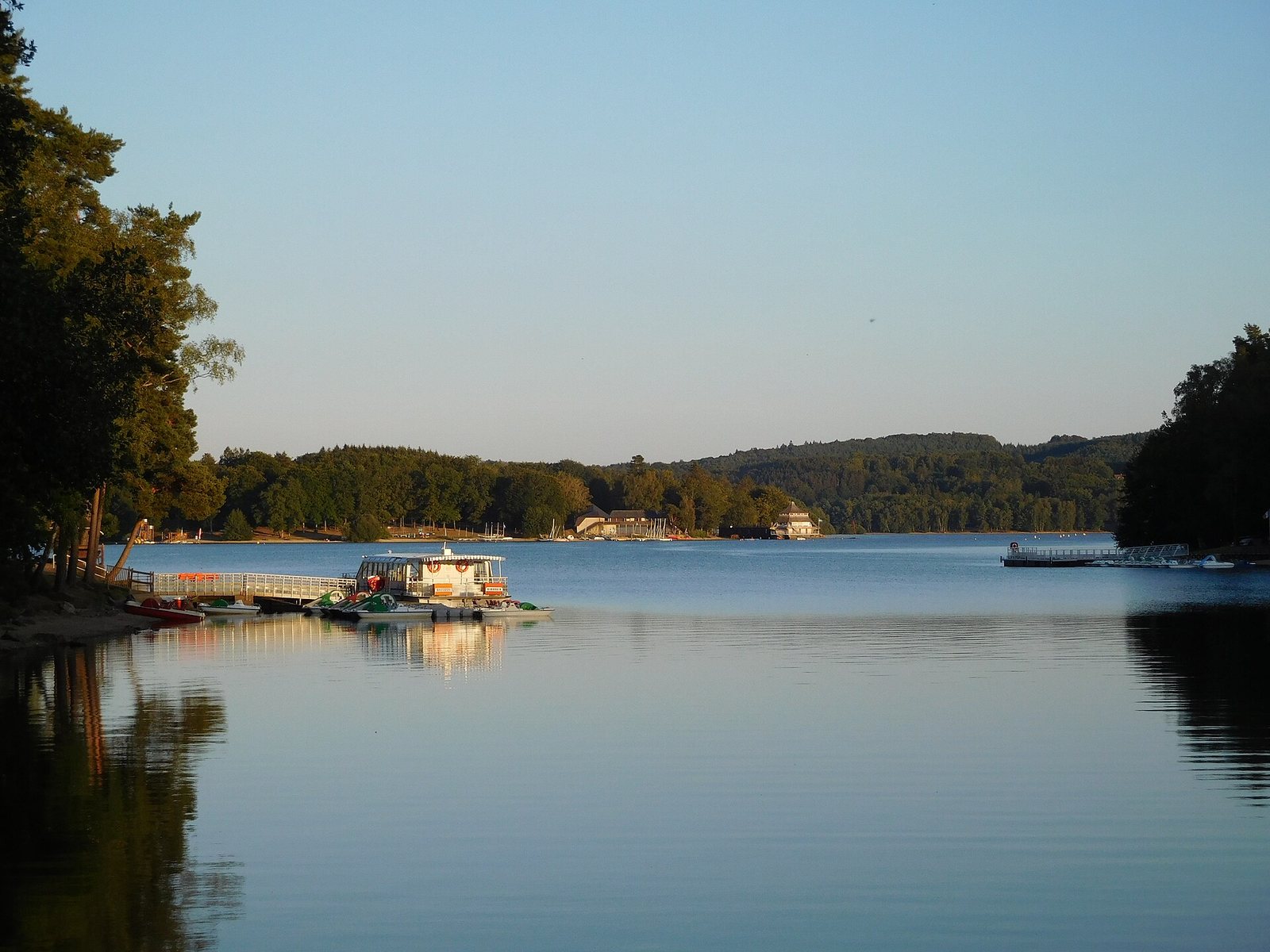 Le lac des Settons dans le Morvan à la tombée du jour, entre forêts et pontons