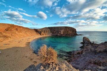 Crique de sable doré et eau turquoise aux plages de Papagayo, à Lanzarote