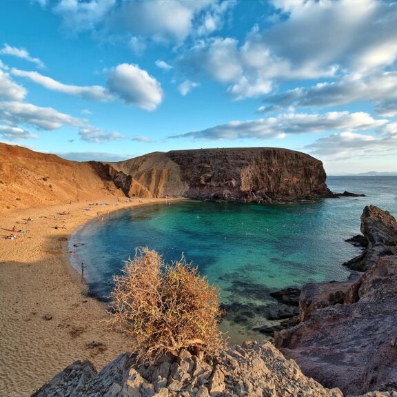 Crique de sable doré et eau turquoise aux plages de Papagayo, à Lanzarote