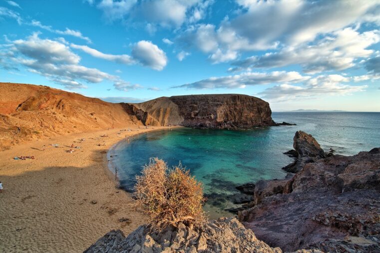 Crique de sable doré et eau turquoise aux plages de Papagayo, à Lanzarote