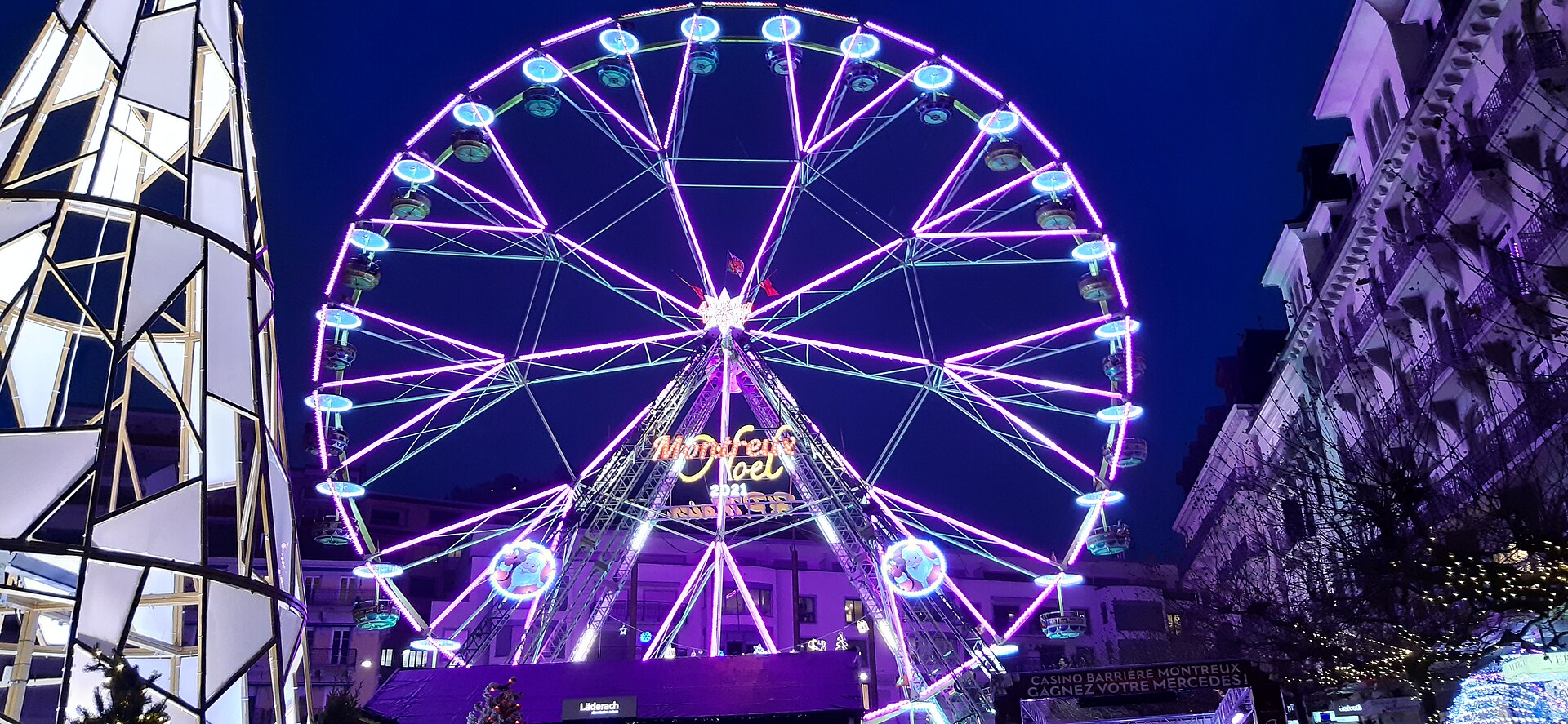 Grande roue illuminée de Montreux Noël, de nuit