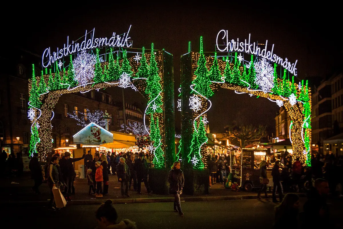 Portique lumineux vert du Christkindelsmärik, le marché de Noël de Strasbourg, de nuit