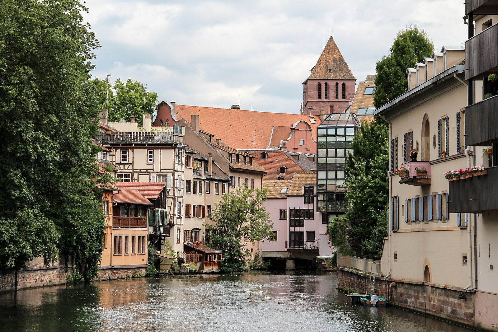 Maisons à colombages et façades colorées au bord d’un canal dans le quartier de la Petite France, à Strasbourg