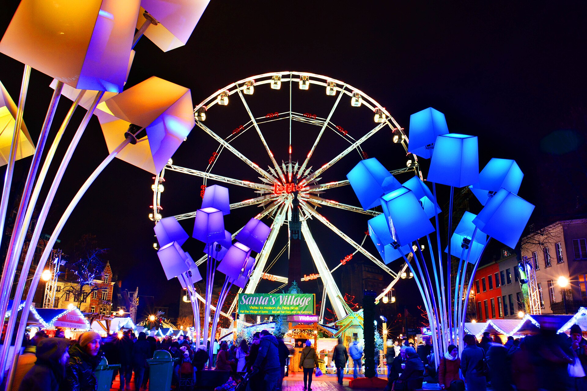 Grande roue et luminaires colorés de Plaisirs d’Hiver à Bruxelles, de nuit