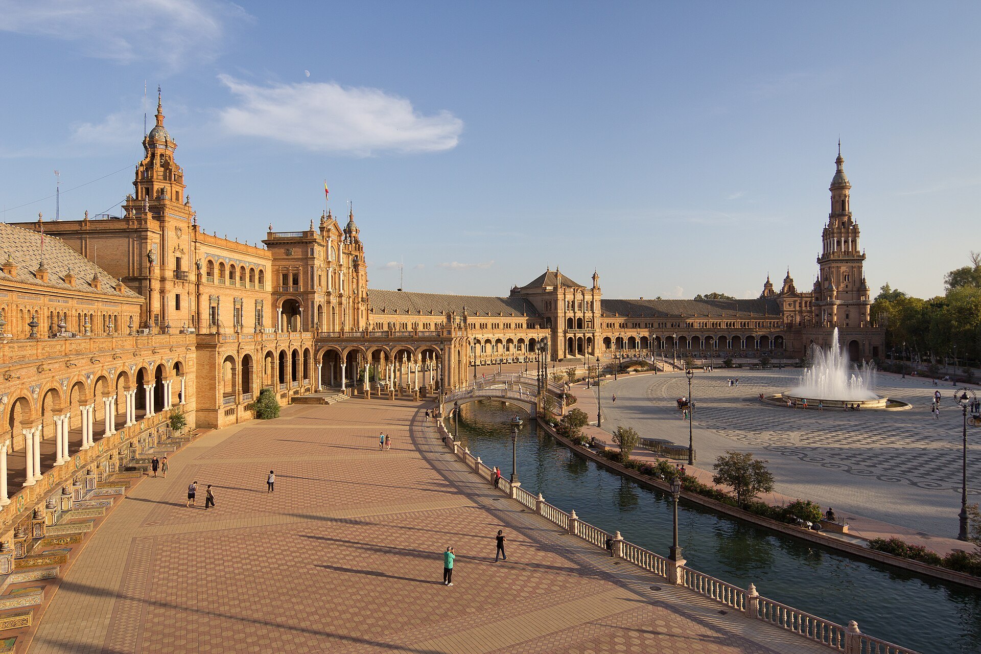 La Plaza de España de Séville en lumière dorée, avec son canal et ses tours