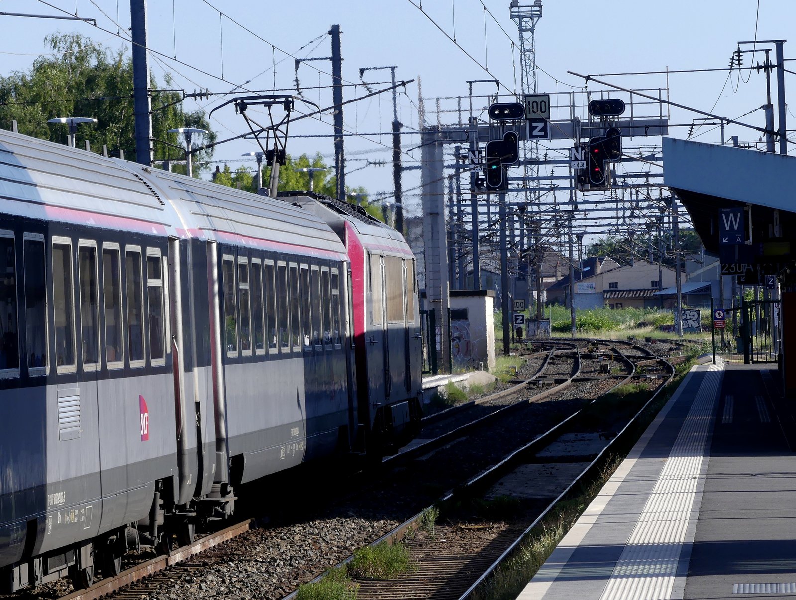 Voitures Corail d'un train Intercités Paris-Clermont-Ferrand en gare de Moulins