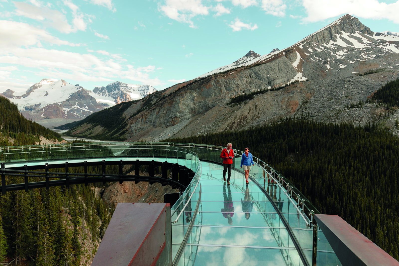Passerelle vitrée de la Columbia Icefield Skywalk au-dessus de la vallée de la Sunwapta
