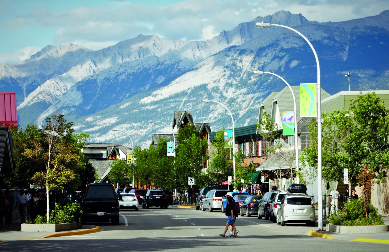 Rue principale de Jasper bordée de commerces, montagnes rocheuses en arrière-plan