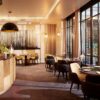 Salle du restaurant Le Baudelaire au Burgundy Paris, baies vitrées ouvertes sur le patio