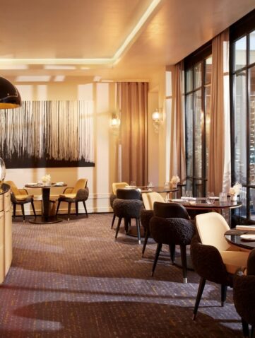 Salle du restaurant Le Baudelaire au Burgundy Paris, baies vitrées ouvertes sur le patio