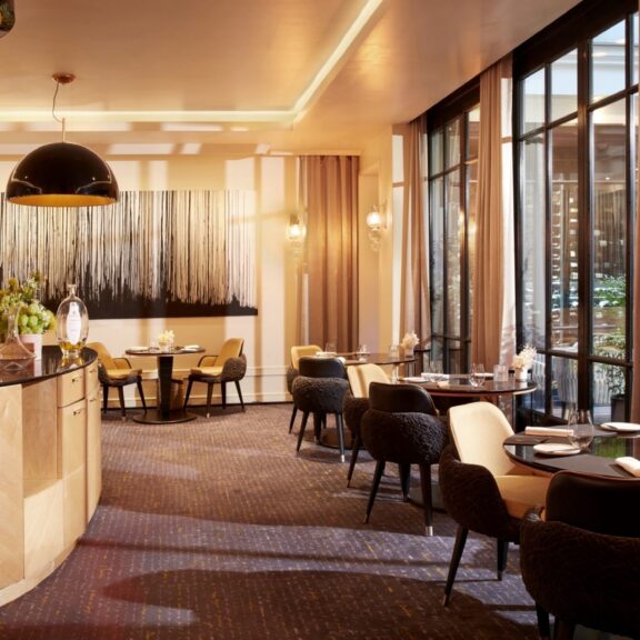 Salle du restaurant Le Baudelaire au Burgundy Paris, baies vitrées ouvertes sur le patio