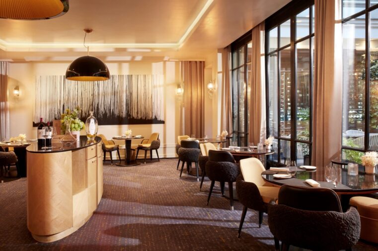 Salle du restaurant Le Baudelaire au Burgundy Paris, baies vitrées ouvertes sur le patio