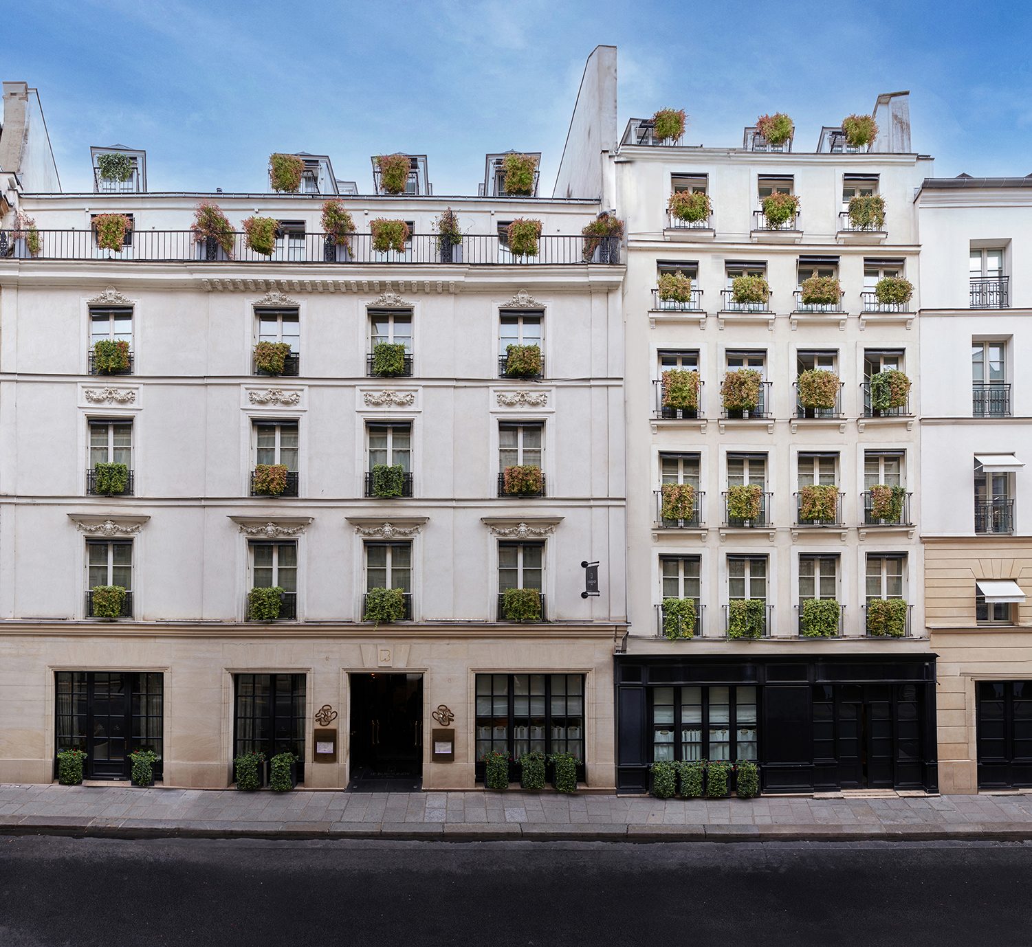 Façade haussmannienne du Burgundy Paris, rue Duphot