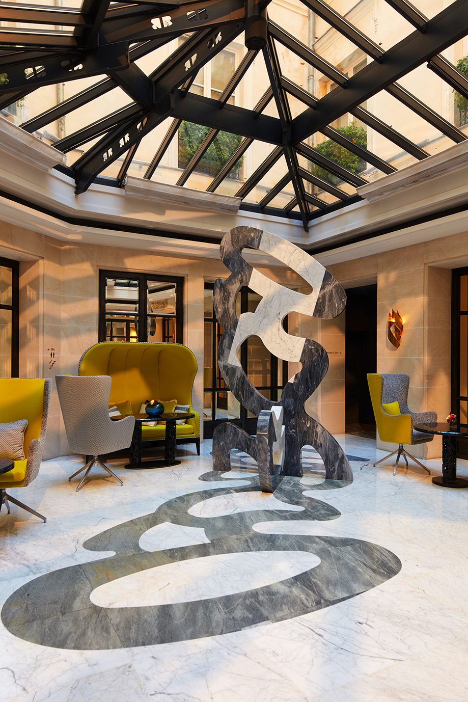 Sculpture de Guy de Rougemont sous la verrière du lobby du Burgundy Paris