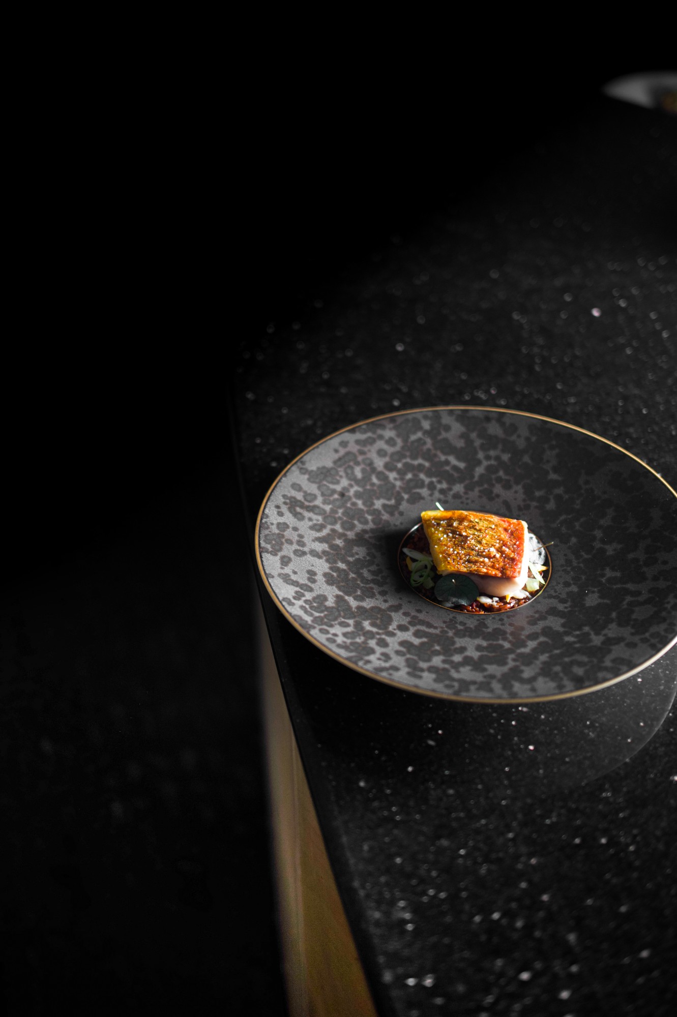 Rouget barbet sur assiette en gres, Le Baudelaire