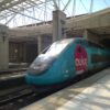 Rame OUIGO bleu turquoise à quai dans la gare Aéroport Charles-de-Gaulle 2 TGV, sous la verrière