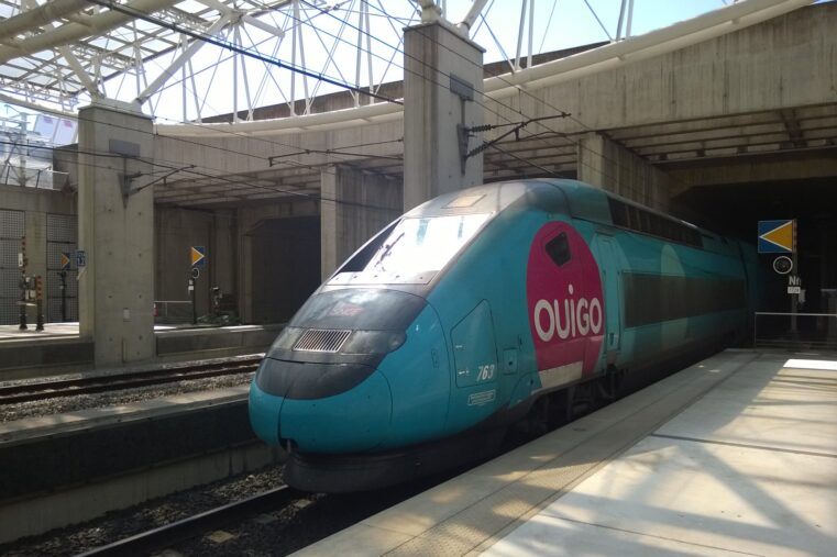 Rame OUIGO bleu turquoise à quai dans la gare Aéroport Charles-de-Gaulle 2 TGV, sous la verrière