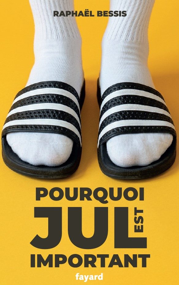 Couverture jaune du livre Pourquoi Jul est important de Raphaël Bessis chez Fayard : des pieds en chaussettes blanches dans des claquettes noires à rayures.