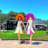 Sculpture des Demoiselles de Rochefort aux chapeaux orange et rose, sur la place Colbert