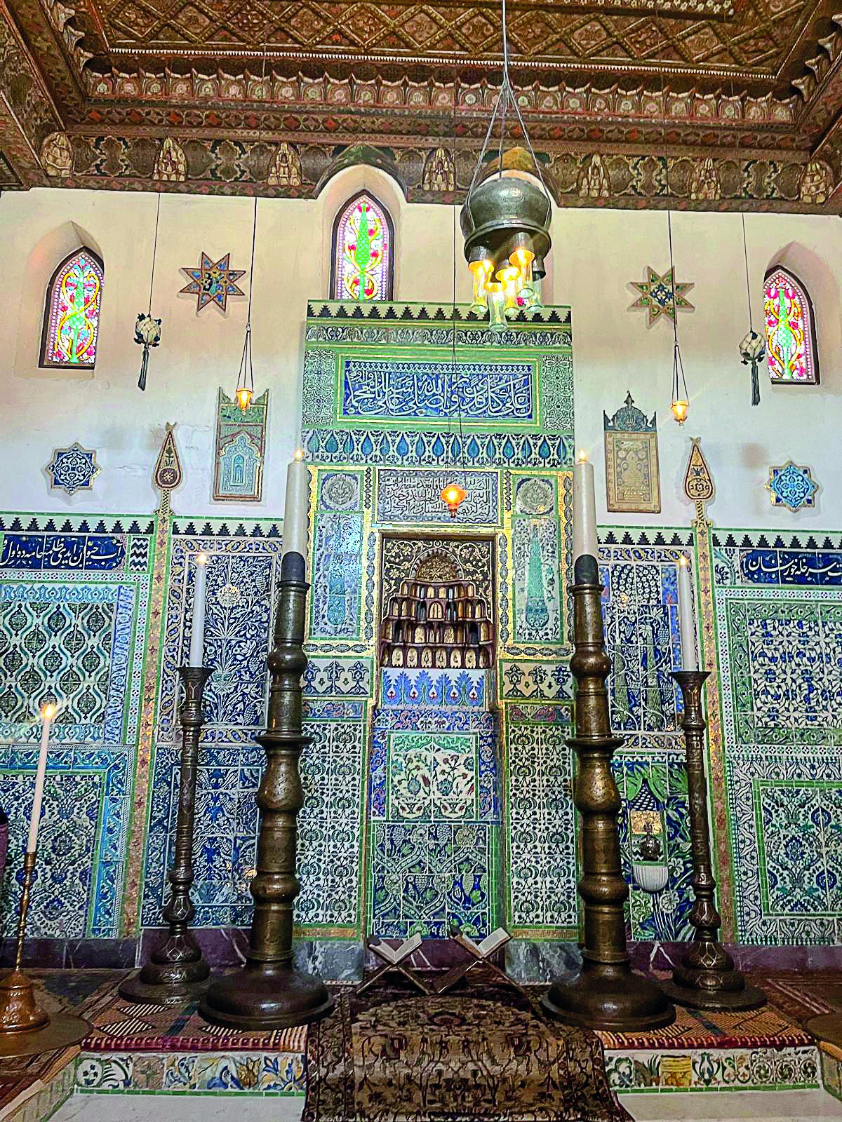 Pièce orientale de la maison de Pierre Loti, aux murs couverts de céramiques bleues et vertes