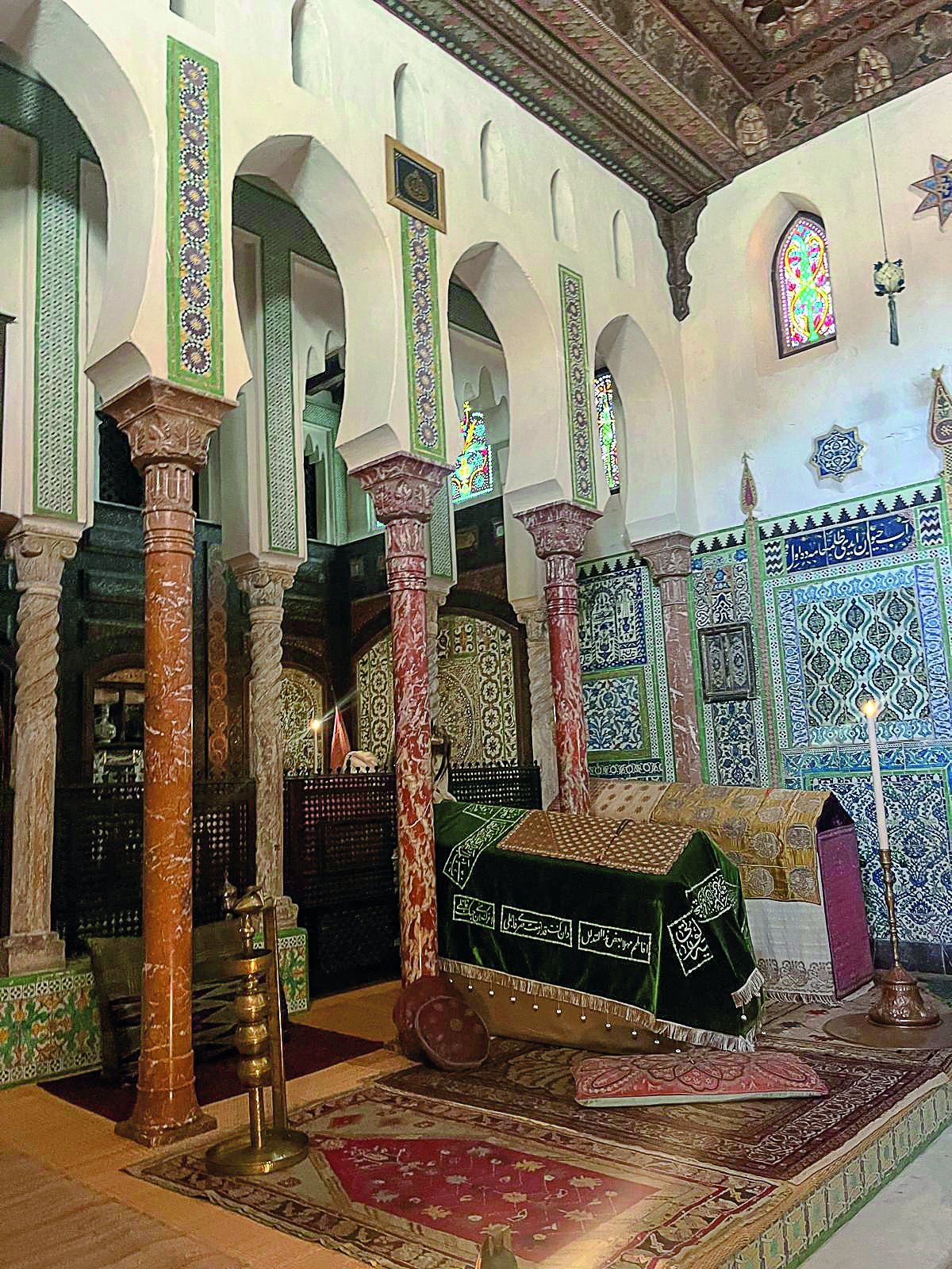 Colonnes de marbre, tapis et céramiques dans une salle orientale de la maison de Pierre Loti