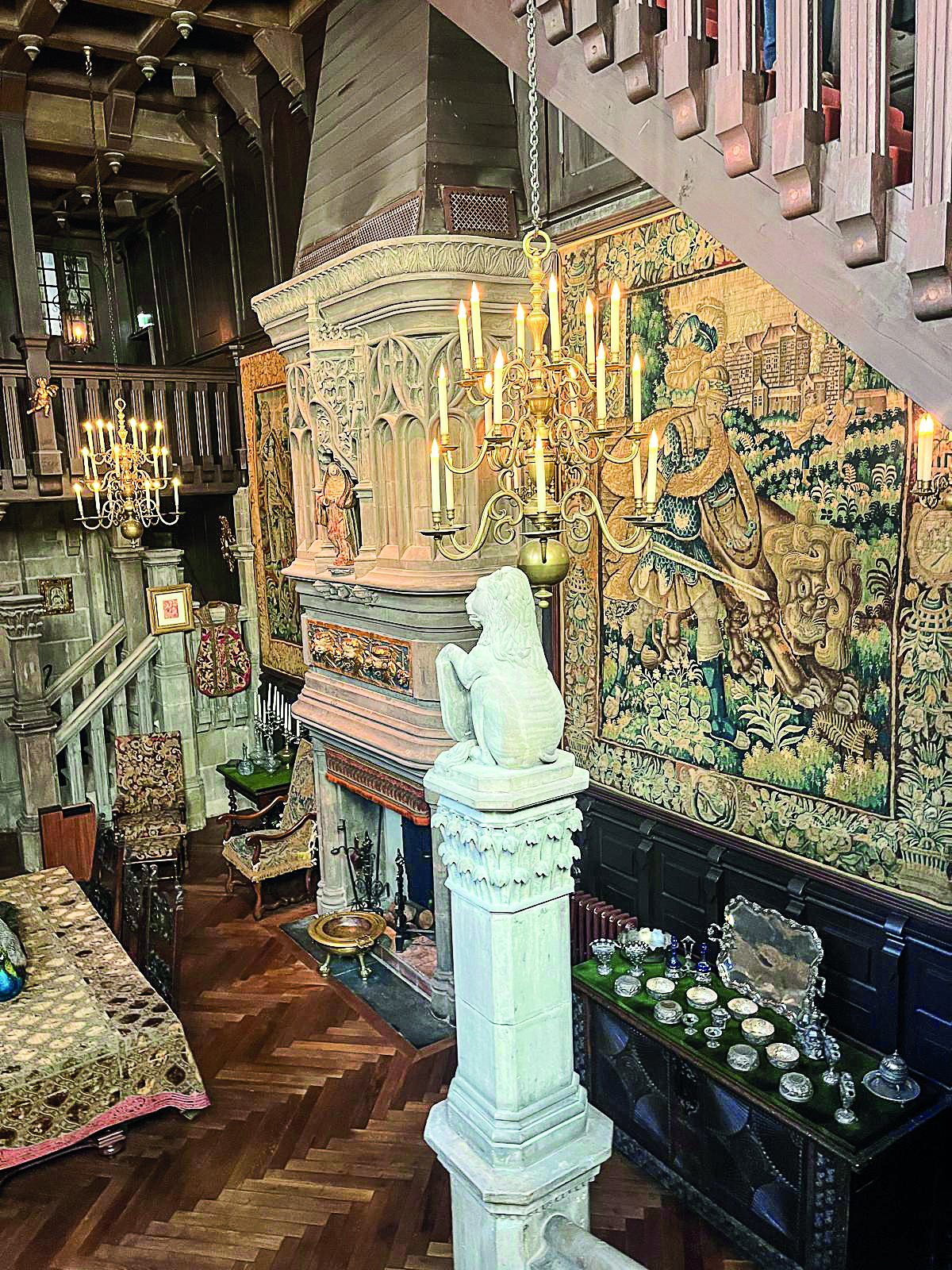 Salle Renaissance de la maison de Pierre Loti, avec cheminée sculptée, tapisseries et lustres