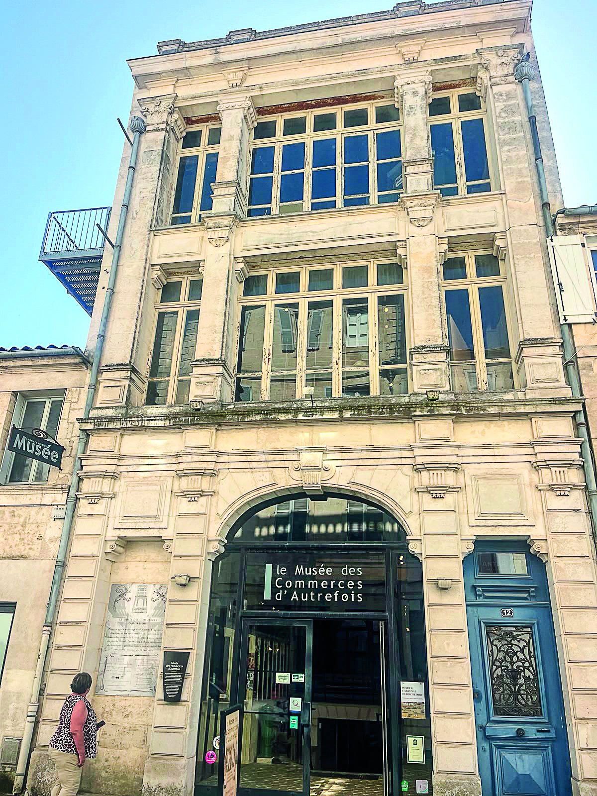 Façade en pierre du Musée des Commerces d'Autrefois à Rochefort