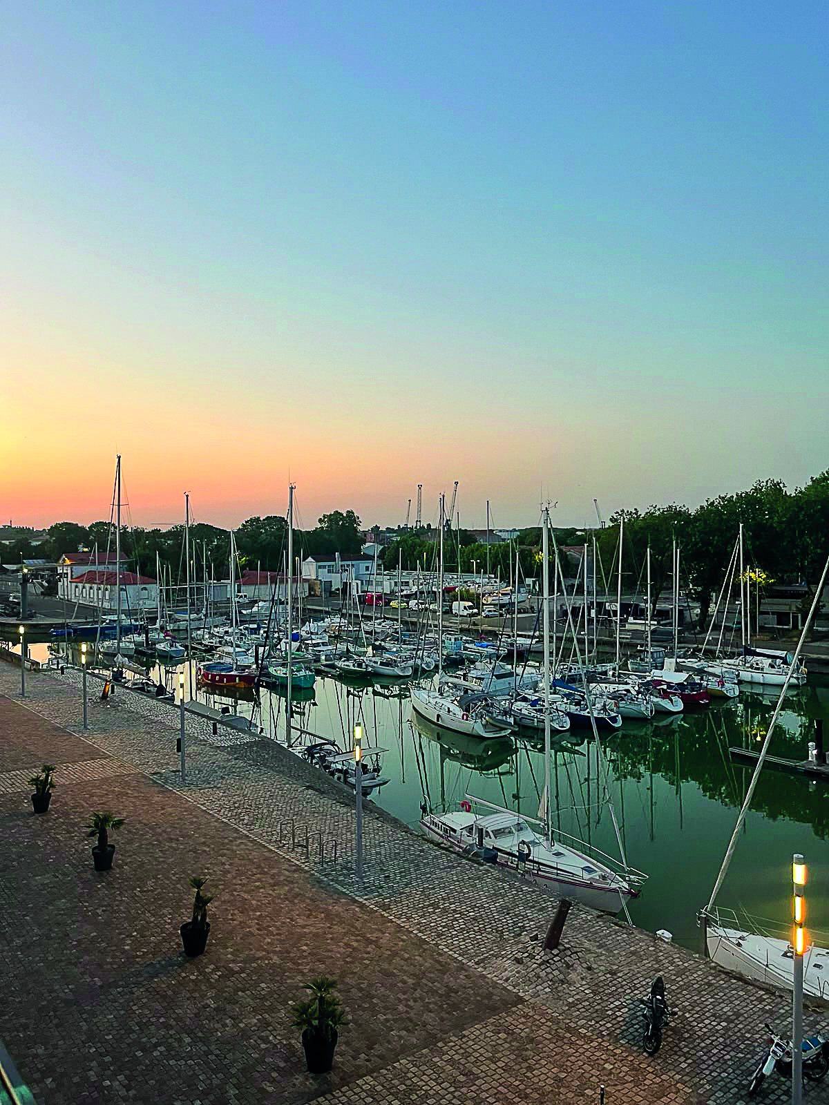 Voiliers amarrés dans le bassin du port de plaisance de Rochefort au coucher du soleil