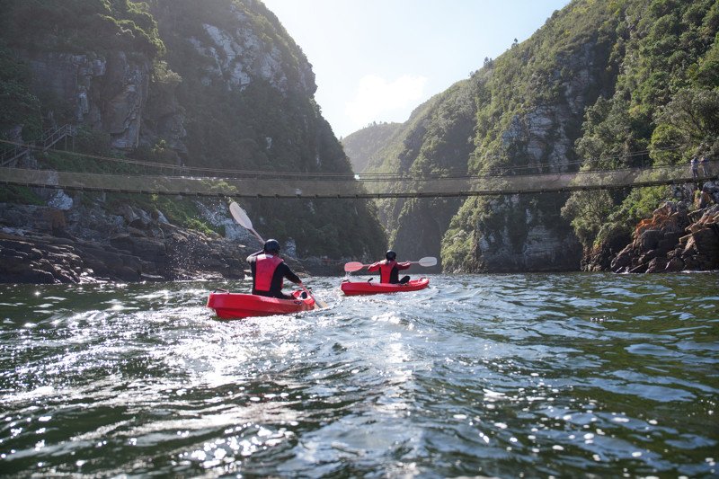 Kayakistes sous le pont suspendu des gorges de Storms River, parc national de Tsitsikamma